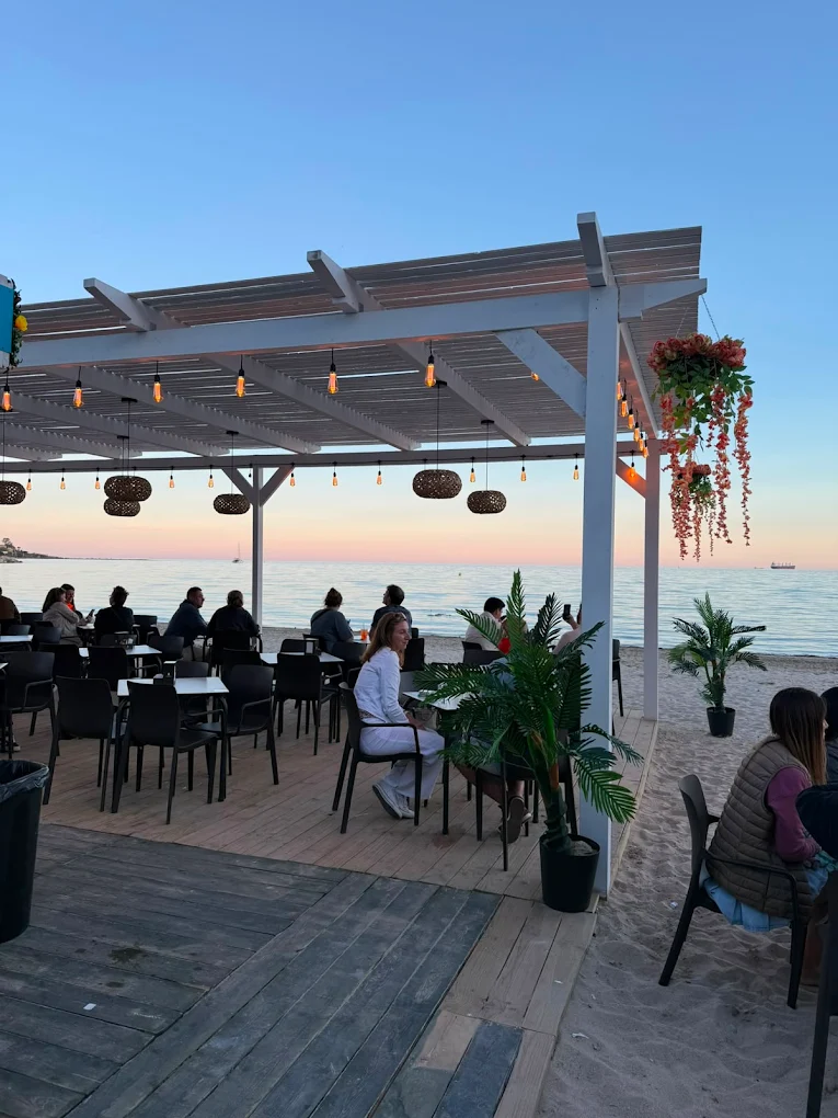 Ambiente en Marea Beach Albufereta al atardecer, con el Mediterráneo de fondo